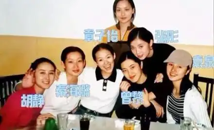 与同班同学章子怡,秦海璐不同,她并非依靠一部电影而走红,而是慢慢