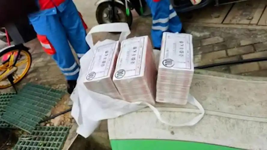 海口女环卫工路边垃圾桶捡到30万元成捆"现金",公司将表彰,警方介入