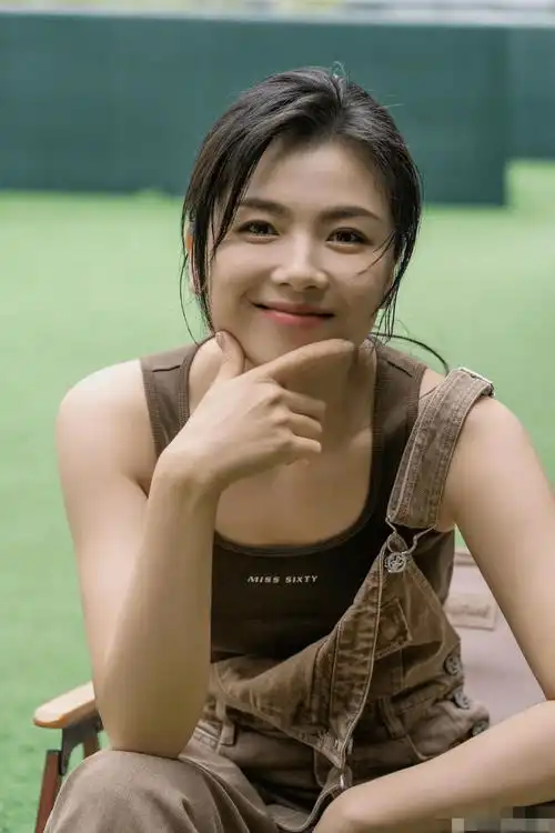 刘涛生日连发30张写真大片,露腰长裙尽显腰臀比,姐姐这是憋久了_年龄