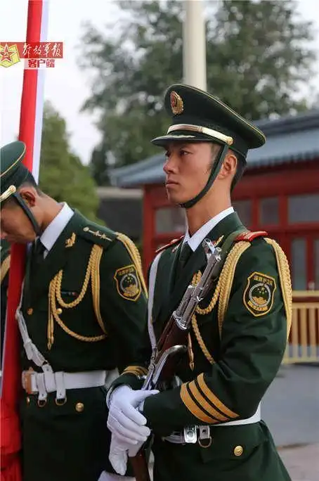 国旗护卫队替补瘦身转正每天踢着正步推垃圾车