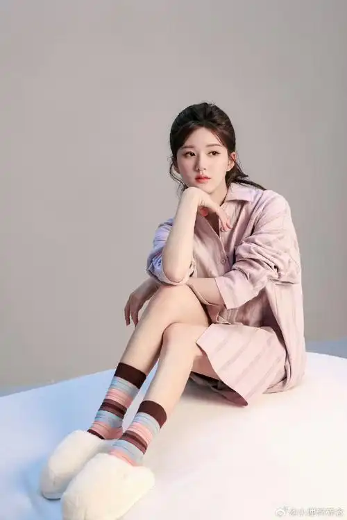 照片中的露思戴着熊耳帽好软萌好可爱呀,这小脸真的好想rua