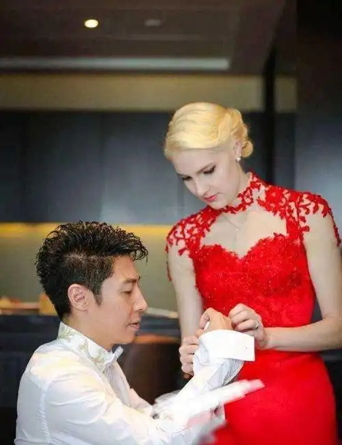 撒贝宁携家人游玩混血龙飞凤胎罕见露面幸好他没娶章子怡