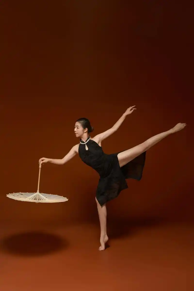 舞蹈艺术写真 #认真生活肆意绽放 #保持热爱 #向光而立美 - 抖音