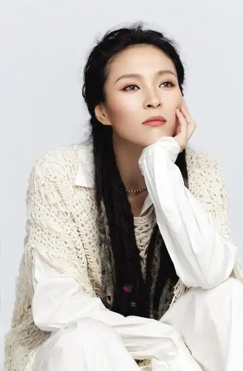 近日,家喻户晓的歌手·毕夏在丽江举办生日派对,老将歌手·汪峰带着