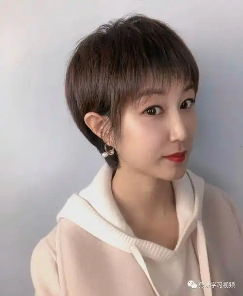 35款露耳超短发