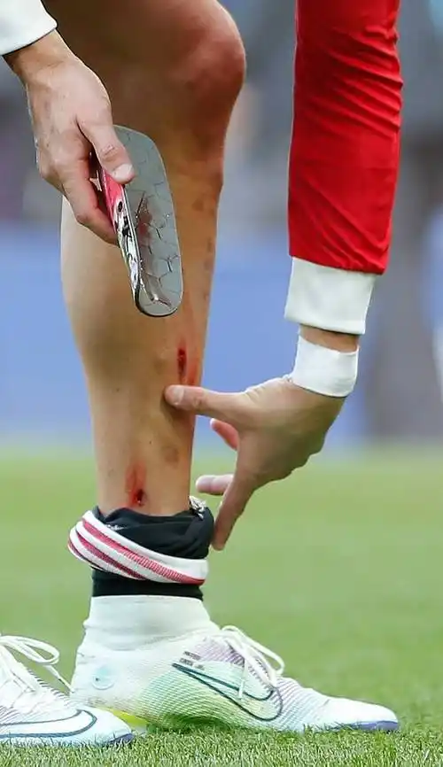 视频中,c罗在离场时经过球员通道,拍掉了一名埃弗顿球迷的手机