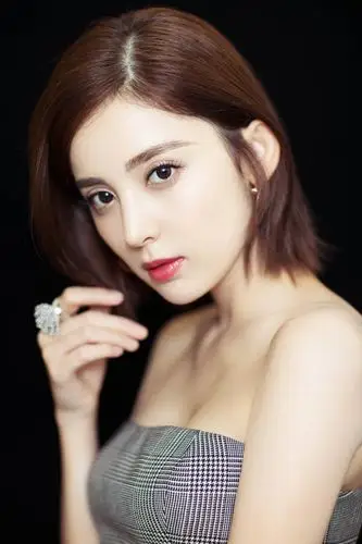 古力娜扎迪丽热巴时尚写真对比 谁的姿色更胜一筹