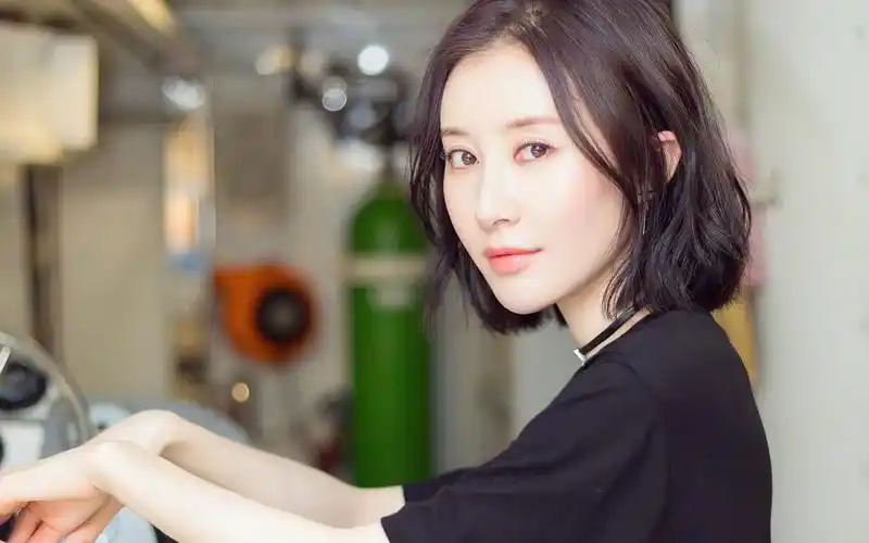 舒畅清新短发恬静写真高清桌面壁纸