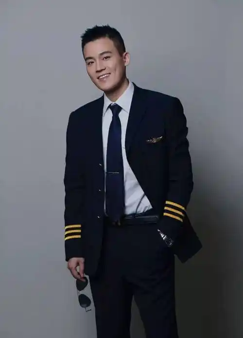 原创欧豪快男转型演员最成功的之一痞气的笑容之中散发男性的魅力