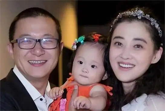 梅婷养他6年,李小冉为他堕胎2次,55岁的他娶小15岁娇妻很幸福!