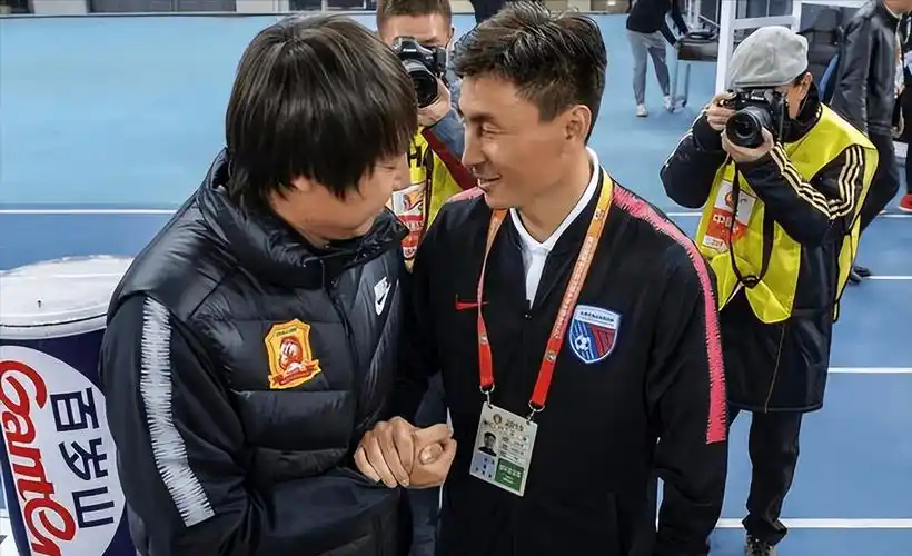 曝李玮峰涉郝伟金敬道案被抓,记者:深夜23点亮相,他在家看孩子_李铁