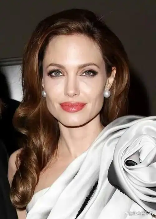 芬兰美女总理太美了!美得令人眩目