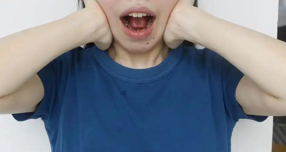 step1:在下颚角比较突出的一边,以打圈的方式在颧骨下方到下颚线的