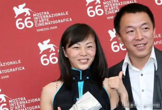 黄渤携爱妻参加隆重家宴,基因强大全家一个样,满墙茅台引关注