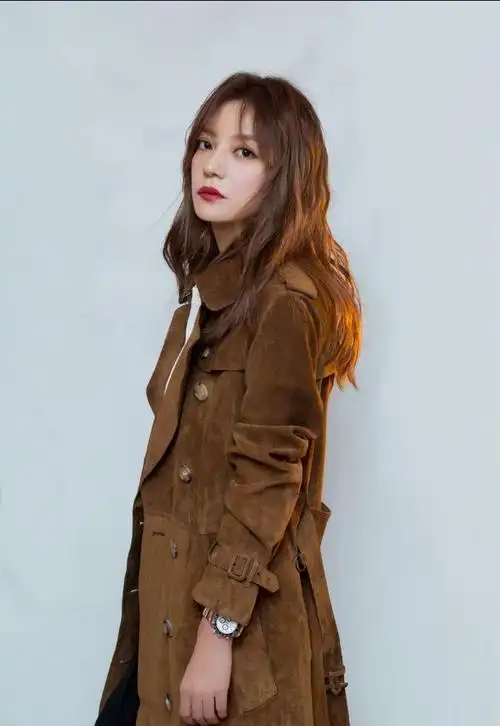 赵薇打扮精致长发微卷尽显魅力 现身红毯支持公益笑容甜美可爱