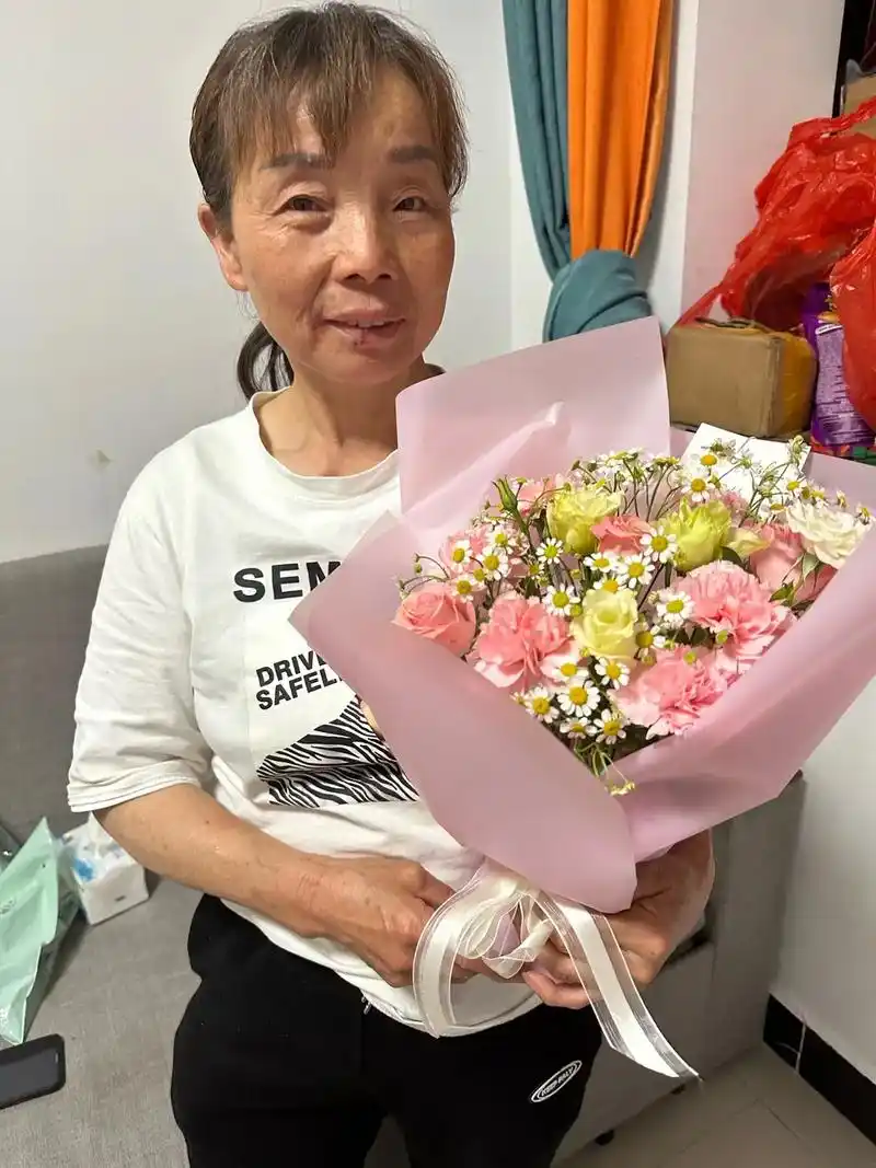 今天母亲节,外孙女送了花,60岁了第一次收到鲜花,女儿带去买 - 抖音