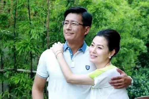 4月21日是江珊前夫高曙光52岁生日,他在微博晒出现任妻子与新生儿子的