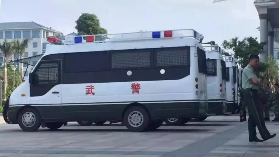 你们冲锋陷阵,五菱车为你们保驾护航!_巡逻车