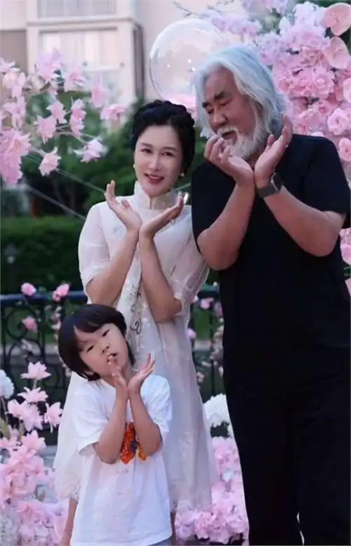 多情导演张纪中"风流史",72岁高龄再当爹,网友:老当益壮