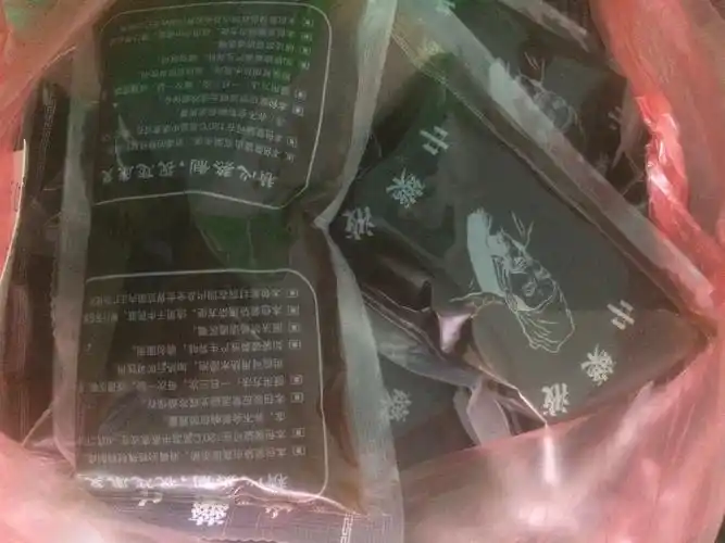 00去取药,刚刚煎好的,拿出来还挺烫手,回去后赶紧喝一袋,希望有好的