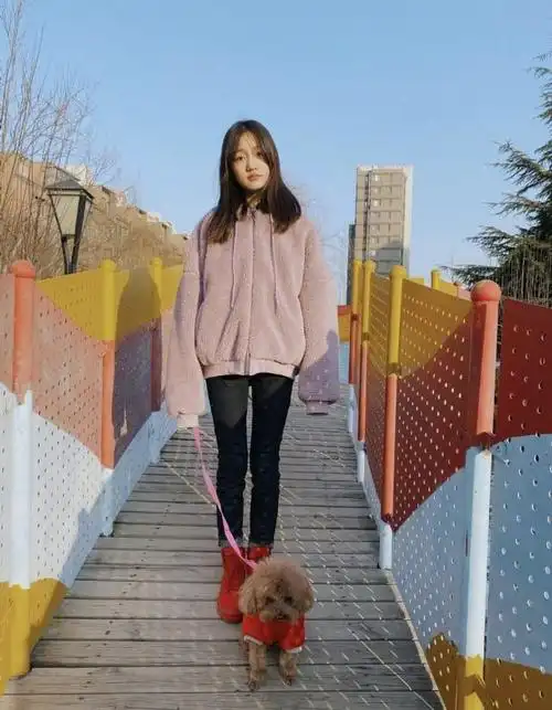 赵薇"女儿"长大了,穿"毒汁裤"的腿,能比竹竿细|纪姿含|发型|腿型|拼色