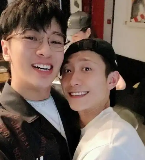 杨紫大学同学结婚,张一山担任伴郎,戴眼镜颜值封印不抢新郎风头_友谊