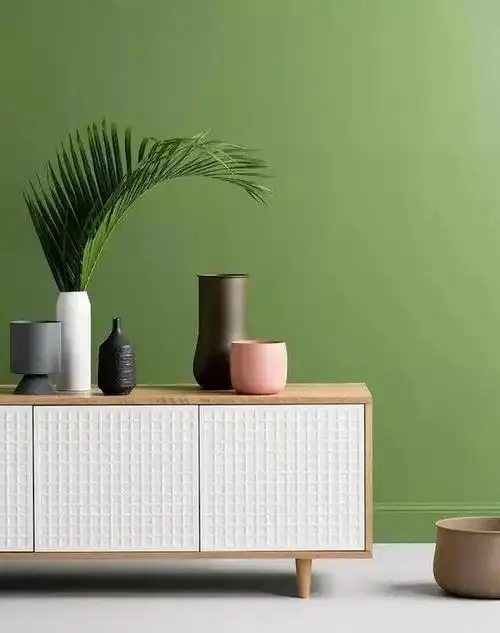 局部应用牛油果绿色系的凳椅,沙发都是不错的选择,可以搭配少许黄铜