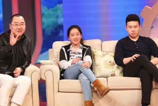 英达罕见带女儿露面一家三口低调出行