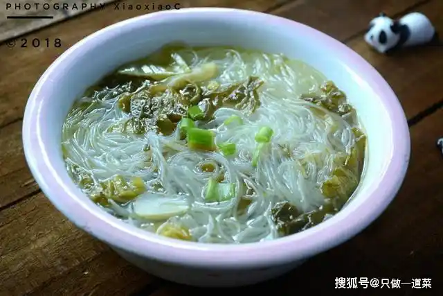 夏天没有胃口不想吃米饭,那就煮一碗酸菜粉丝汤吃做晚饭更实在