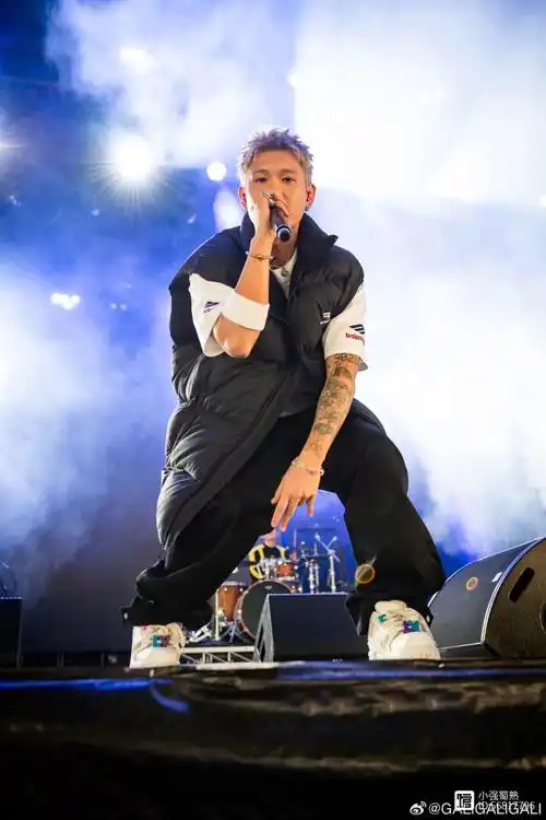 gali的帅还体现在行事上.加盟张艺兴领衔的d.n.a音乐联盟,d.n.