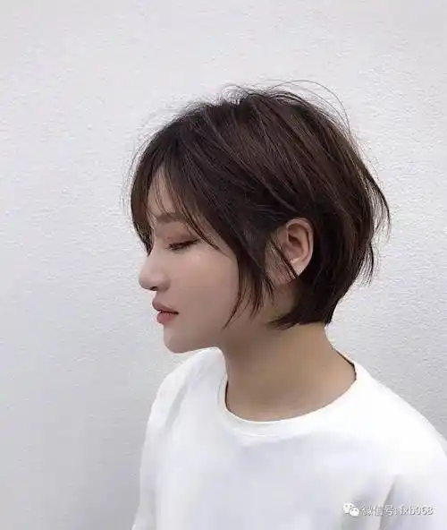 这样的短发设计超级遮肉显瘦,而且十分精致洋气,能够让你的五官看起来