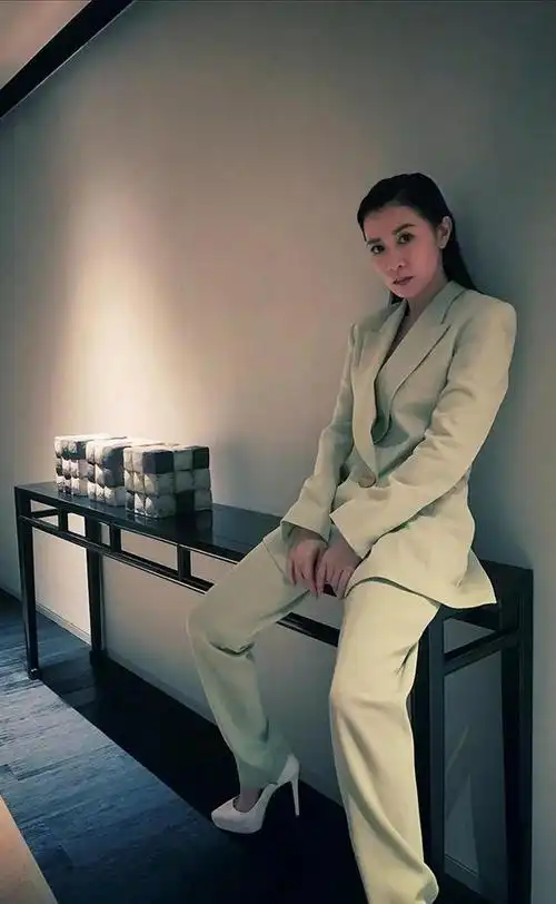 每天美图佘诗曼的高跟鞋美图大赏