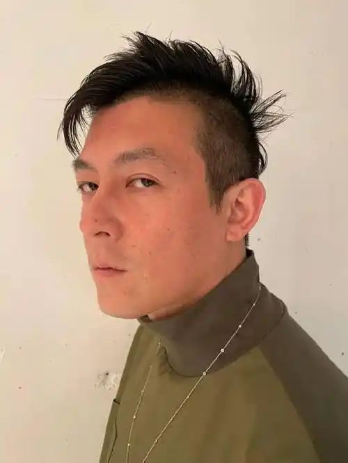 前两天,许久不见的陈冠希出现在某时尚活动上,男神换了个新发型,真的