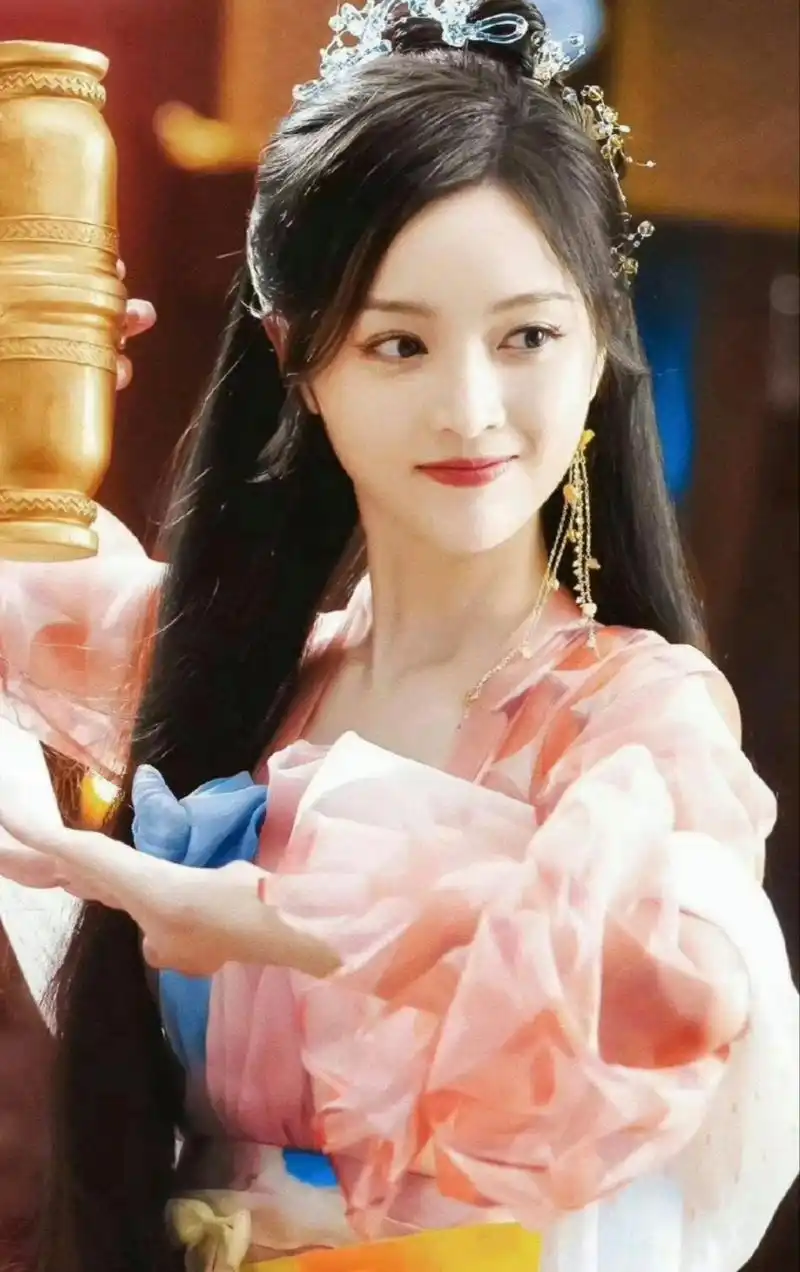 别说,吴宣仪在《郎君不如意》里的这个古装造型比她的其他古装造型美