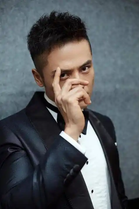 他是张嘉译的亲表弟,被表哥用11部戏"捧红",现在红遍全国!