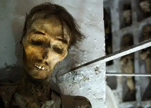 超诡异墓穴惊现幼童"睡美人"