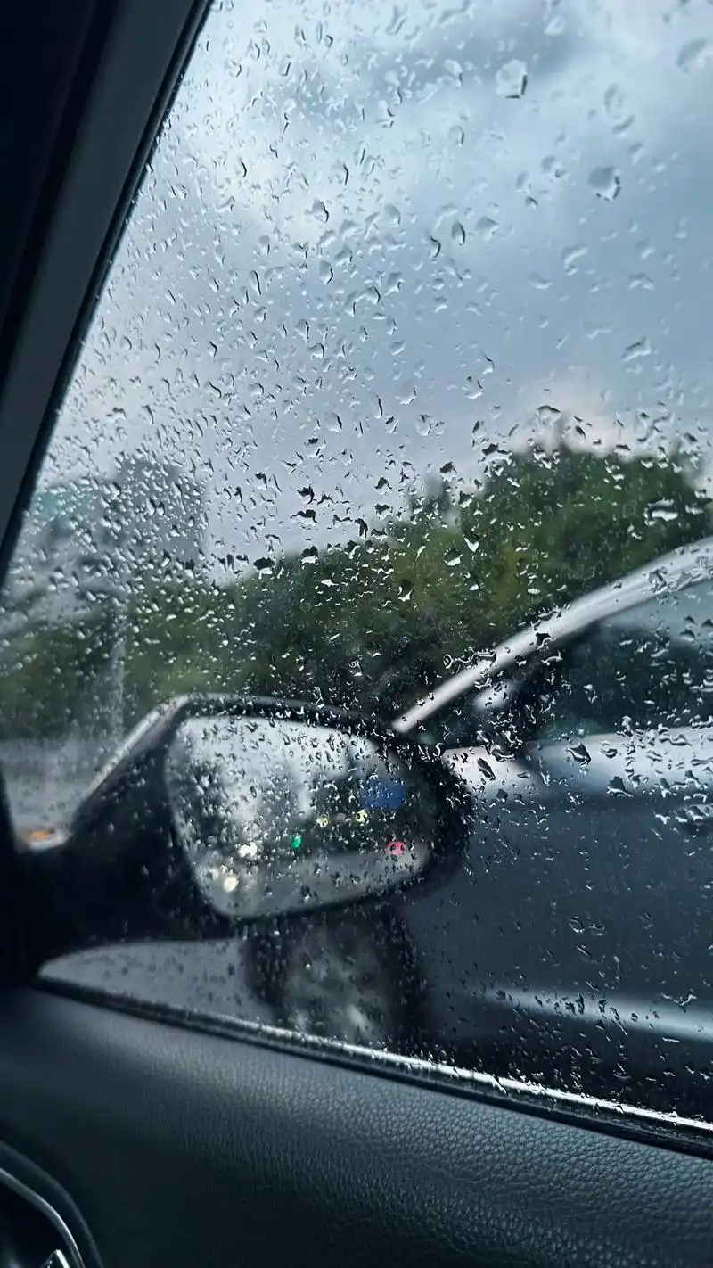 雨天车窗外一女孩骑单车的壁纸