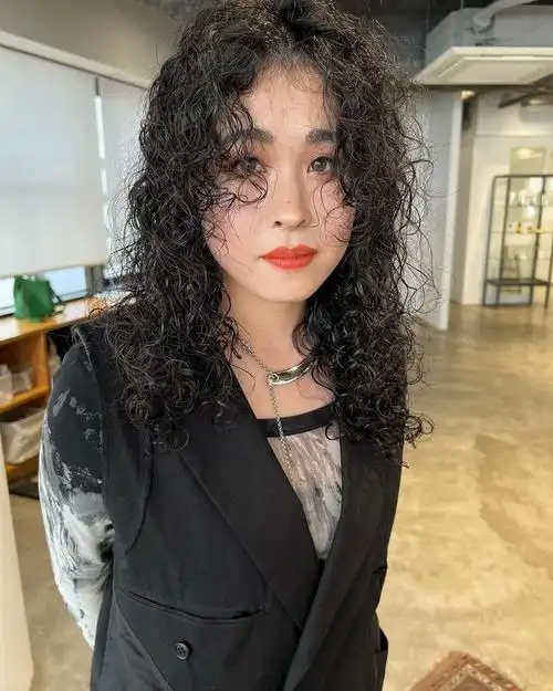 温柔可人的侧边编发小卷发侧边编发小卷发是一种既