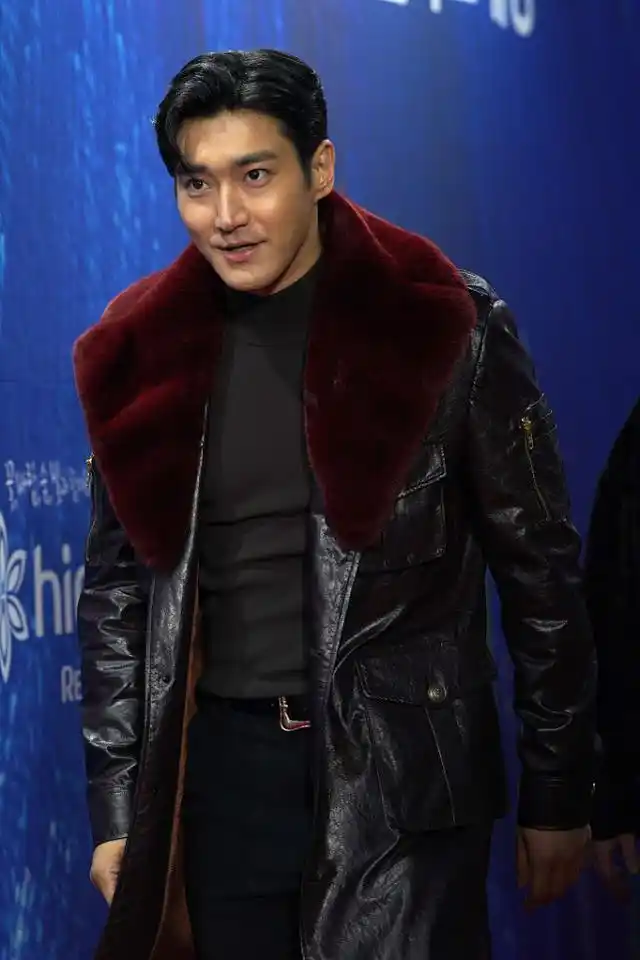 崔始源现身活动,穿皮大衣帅气有型,毛领设计超抗冻