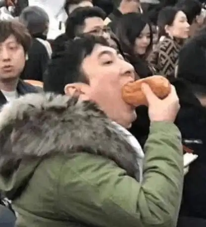 王校长吃热狗的表情包,而网友们也纷纷表示这吃面包的表情包实在太