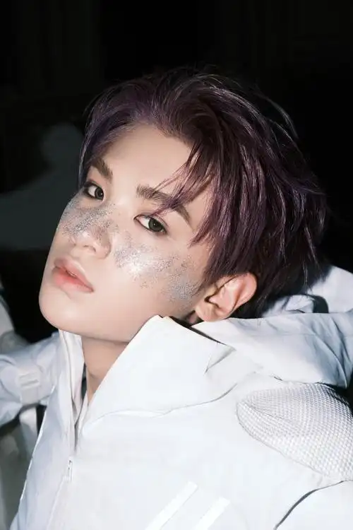 黄明昊新专辑vr上线