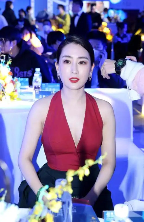 马苏深v红裙造型亮相第九届丝绸之路国际电影节青年短片嘉年华