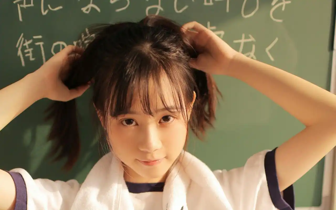 教室校花美女图片高清桌面壁纸