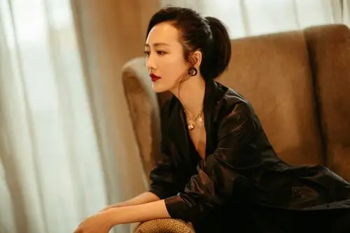 王鸥穿黑西装高马尾飒爽干练 精致红唇气场十足_明星要闻_娱乐频道