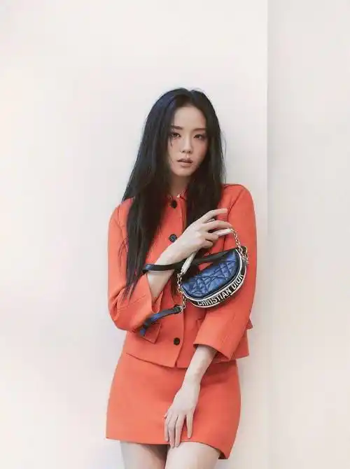 金智秀拍出时尚写真,白色洋装裙清纯淫荡,清纯如白纸_气质_经典_设计