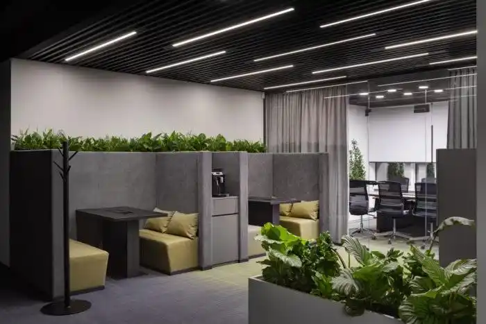 空间设计公司利用并保存了现有的接入点,但对内部分区和沟通传输进行