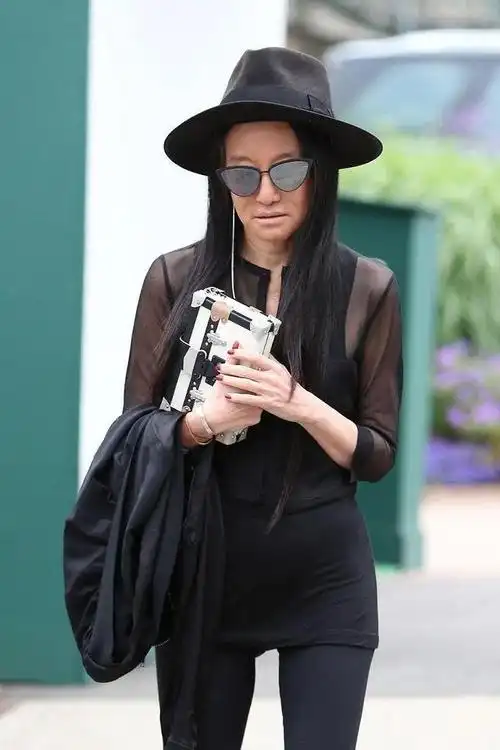 拥有40亿身价的王薇薇,脸蛋是71岁但身材是25岁,一