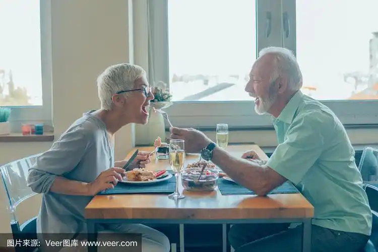 浪漫的情侣一起吃饭