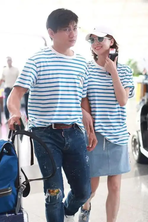 刘诗诗与大17岁的吴奇隆走机场穿搭时髦显瘦反衬男方略显微胖
