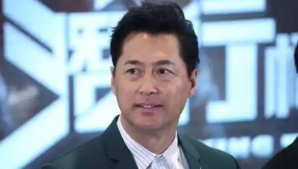 54岁御用飞虎王敏德花2年时间考取执照,毅力惊人因自小备受白眼_直升